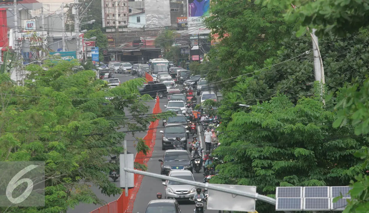 Sejumlah kendaraan bermotor tampak merayap memasuki Jalan Malioboro, Yogyakarta, Sabtu (9/7). Libur lebaran, Jalan malioboro di dominasi wisatawan dari luar kota. (Liputan6.com/Boy Harjanto)