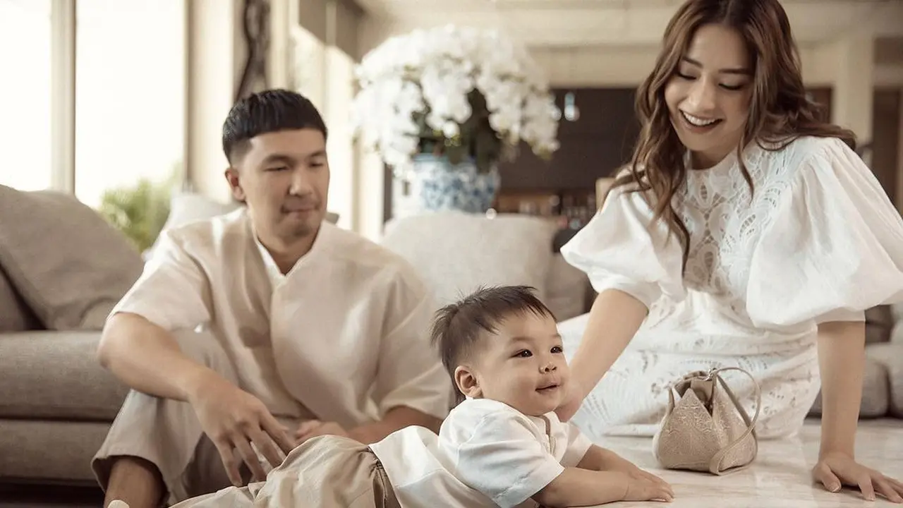 6 Inspirasi Seragam Lebaran yang Elegan dari Keluarga Nikita Willy dan Indra Priawan