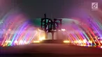 Deretan lampu warna-warni yang diletakan di bawah kolam air mancur tampak menghiasi area lobi utama Gedung MPR/DPR/DPD, Jakarta, Rabu (18/7). Lampu warna-warni ini dipasang untuk menyambut HUT ke-73 RI. (Lipputan6.com/JohanTallo)