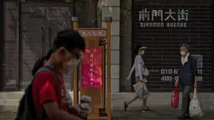 Pengunjung yang mengenakan masker berjalan melewati pertokoan kosong di Qianmen Street di Beijing, Rabu, 17 Agustus 2022. Pabrik-pabrik di barat daya China telah ditutup dan sebuah kota memberlakukan pemadaman bergilir setelah waduk yang digunakan untuk menghasilkan tenaga air mulai menipis akibat kekeringan yang memburuk, menambah ketegangan ekonomi pada suatu waktu ketika Presiden Xi Jinping mencoba untuk memperpanjang posisinya dalam kekuasaan. (AP Photo/Andy Wong)