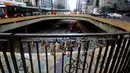 Gembok-gembok cinta yang dipasang pada pagar besi di jembatan underpass di kawasan Paulista Avenue di pusat Kota San Paulo, Brasil, Selasa (2/6/2015). (REUTERS/Paulo Whitaker)