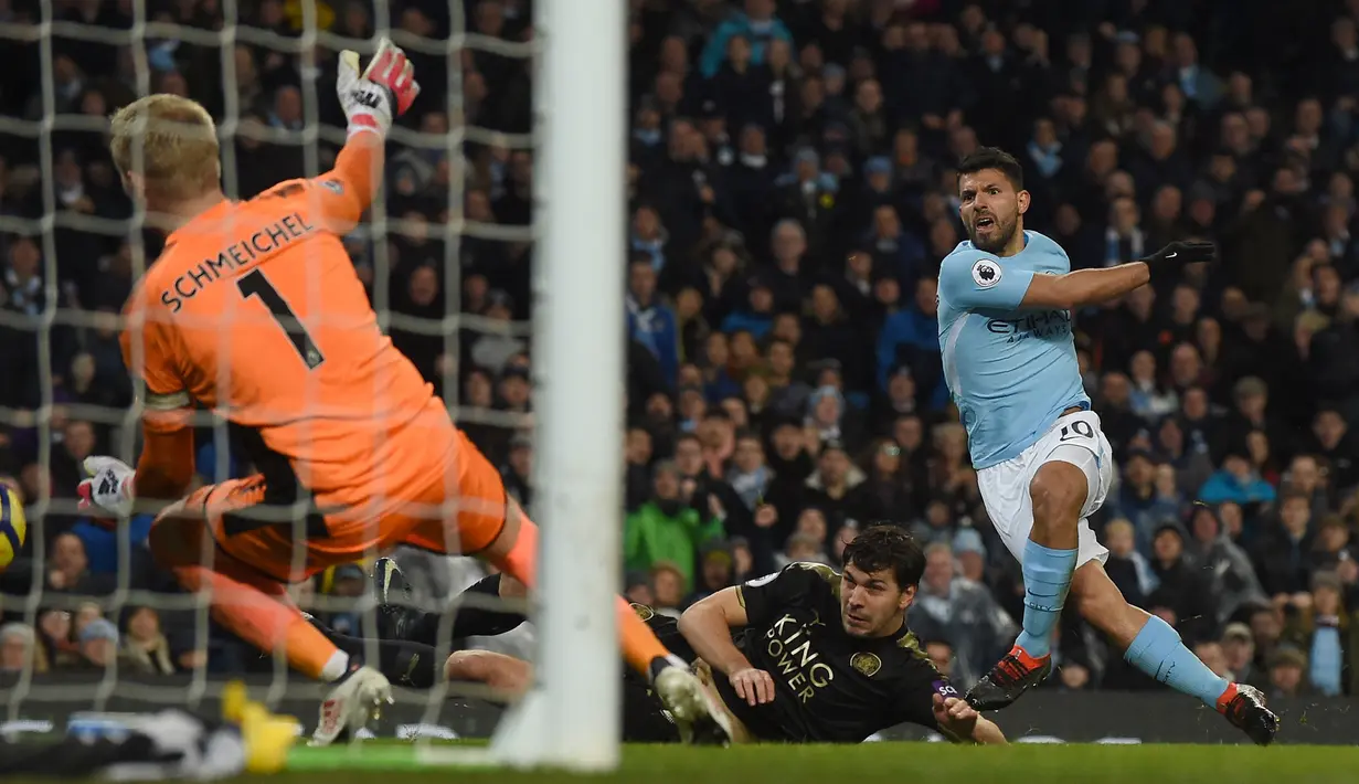 Sergio Aguero. Striker Manchester City ini mencetak quattrick di pekan ke-27 Liga Inggris musim 2017/2018 saat menghadapi tamunya Leicester City yang berkesudahan 5-1, 10 Februari 2018. Total 21 gol dicetaknya di musim tersebut yang membawanya menempati posisi ketiga top skor. (AFP/Paul Ellis)