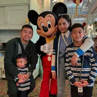 Raffi Ahmad memboyong keluarganya liburan ke Hongkong. Tampak Nagita Slavina mengenakan atasan kemeja kotak-kotak biru dengan kerah putih dipadukan cardigan panjang dan celana denim . Kedua putranya mengenakan long shirt belang-belang hitam. Raffi drngan jaket dan polo shirtnya. [@raffinagita1717]