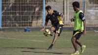 Pemain Mitra Kukar, Carlos Sciucatti mengumpan bola saat latihan jelang laga Piala Presiden melawan Bali United di Lapangan Samudra Kuta, Bali, Selasa (9/1/2015). (Bola.com/Vitalis Yogi Trisna)