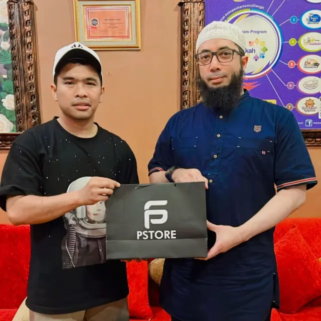 Dikenal Dermawan, Ini 6 Potret Aksi Putra Siregar saat Bagi-Bagi Hadiah