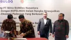 Menteri Pembangunan Desa Tertinggal, Eko Sandjojo bersama Menteri PPN/Bappenas Bambang Brodjonegoro menyaksikan Nota Kesepahaman dengan berbagai mitra strategis di Jakarta, Kamis (27/4). (Liputan6.com/Johan Tallo)