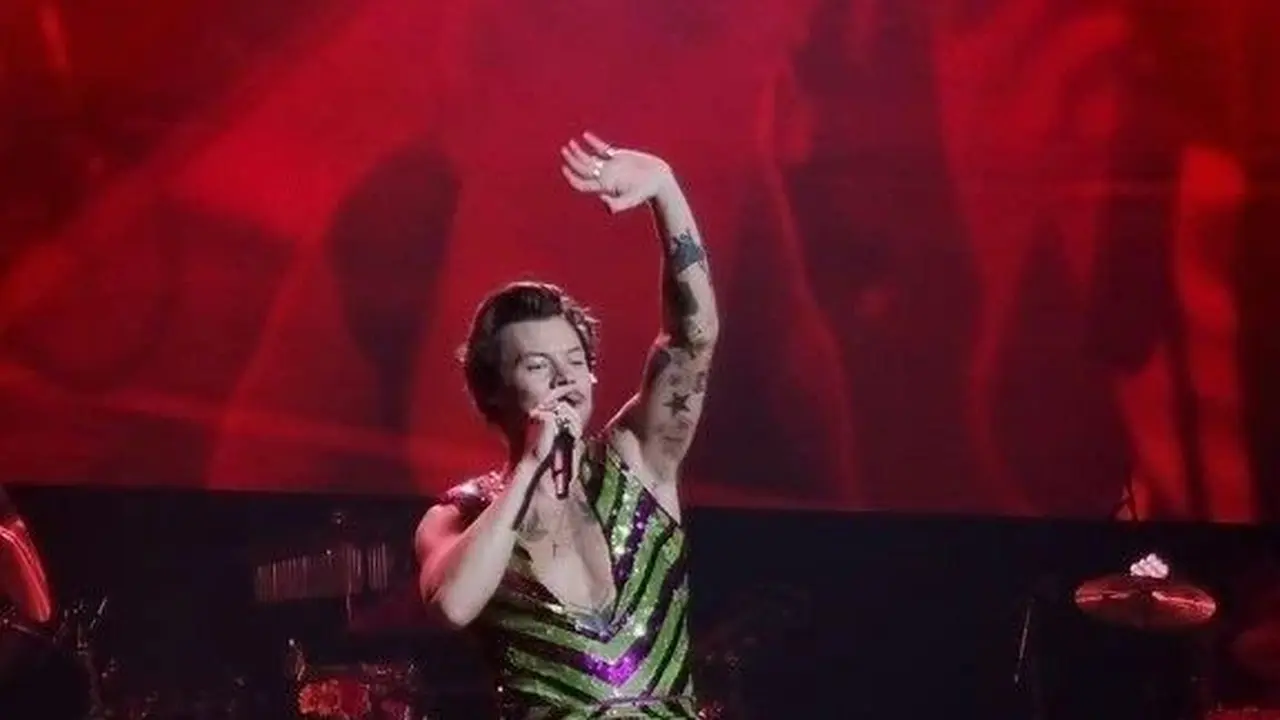 6 Gaya Jadul Harry Styles yang Kembali Jadi Tren