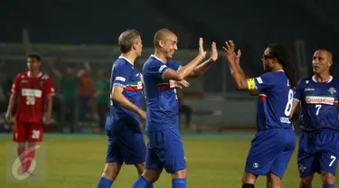 Mantan pesepakbola Liga Italia, David Trezeguet (tengah) merayakan golnya ke gawang Primavera Baretti saat laga persahabatan di Stadion GBK Jakarta, Sabtu (21/5/2016). Calcio Legendsukses permalukan tim Primavera 4-0. (Liputan6.com/Helmi Fithriansyah)