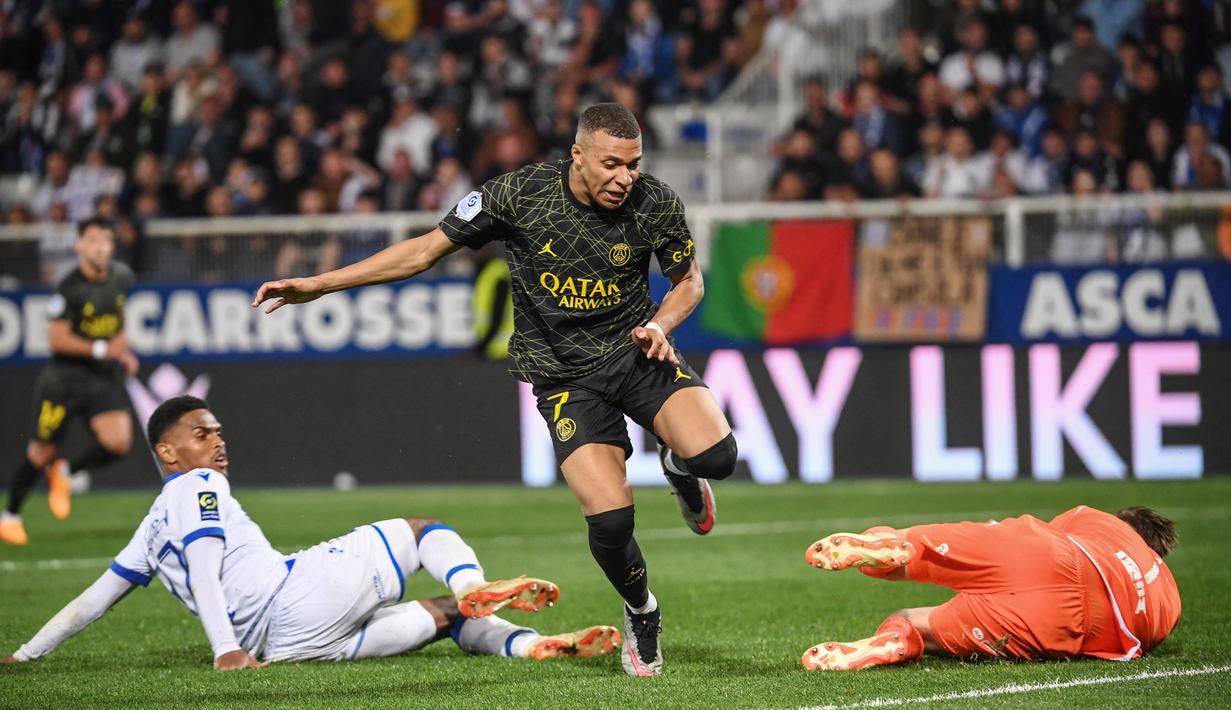Pemain Paris Saint-Germain (PSG), Kylian Mbappe, berusaha mencetak gol ke gawang AJ Auxerre pada laga Liga Prancis, di Stade de I’Abbe Deschamps, Senin (22/5/2023). PSG menang dengan skor tipis 2-1. (AFP/Arnaud Finistre)