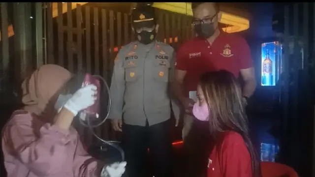 Wanita malam di Bekasi disuntik vaksin Covid-19