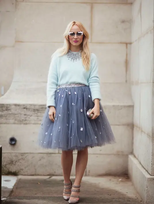 Kamu juga bisa menambahkan aksen bebatuan pada rok tutu untuk memberikan kesan ekstra pada tampilan. Dengan gaya ini kamu memaksimalkan gaya glamor yang totalitas.