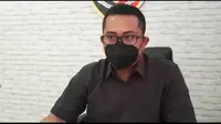 Kasat Reskrim Polres Tasikmalaya AKP Dian Purnomo, mengatakan pengungkapan tewasnya dua remaja warga Desa Purwarahayu tersebut, berdasarkan laporan warga adanya warga yang meninggal akibat miras oplosan. (Liputan6.com/Jayadi Supriadin)