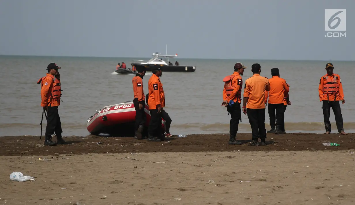Petugas BPBD menunggu evakuasi jenazah korban pesawat Lion Air JT 610 di Tanjung Pakis, Karawang, Jawa Barat, Senin (29/10). Lion Air JT 610 hilang kontak usai lepas landas dari Bandara Soetta saat menuju Pangkalpinang. (Liputan6.com/Herman Zakharia)