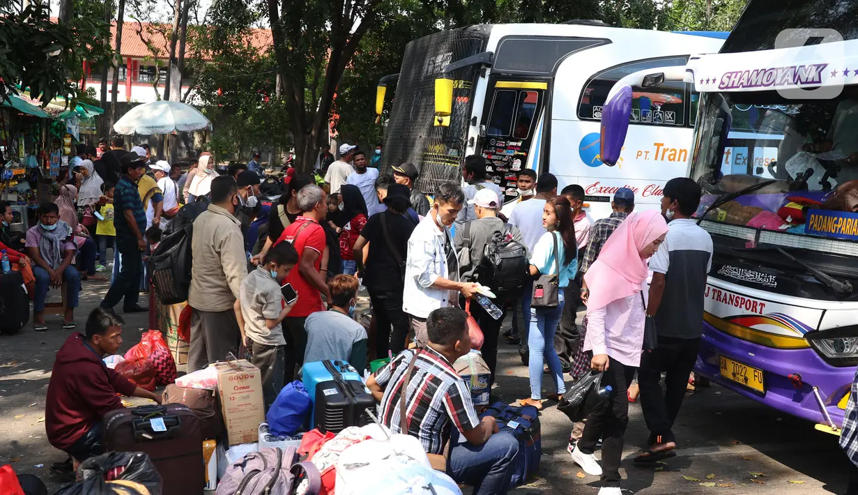 Calon penumpang menunggu jadwal keberangkatan bus di Terminal Tipe A Poris Plawad, Kota Tangerang, Banten, Jumat (21/5/2021). Terminal tersebut kembali beroperasi dan memberangkatkan bus antar kota antar provinsi (AKAP) setelah berakhirnya masa larangan mudik Lebaran. (Liputan6.com/Angga Yuniar)