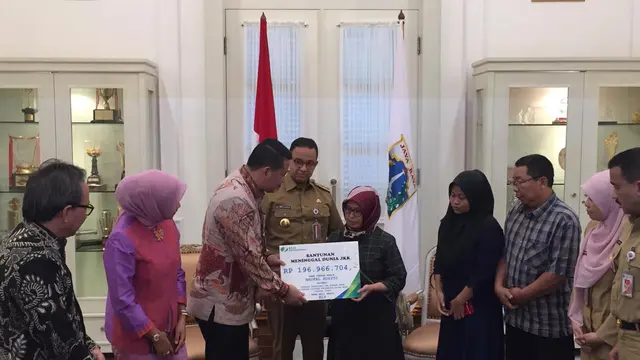 BPJS TK beri santunan Rp 196 juta ke keluarga pasukan orange korban tabrak lari. (Liputan6.com/Ika Defianti)