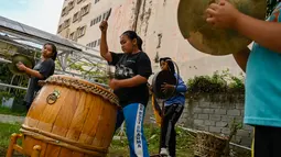 Pengisi memainkan musik saat latihan Barongsai jelang perayaan Tahun Baru Imlek Kelinci di Banda Aceh, Sabtu (21/1/2020). Barongsai dipersiapkan untuk memeriahkan perayaan Tahun Baru Imlek di kota itu yang menandai tahun kelinci. (Chaideer Mahyuddin/Agence France-Presse/AFP)