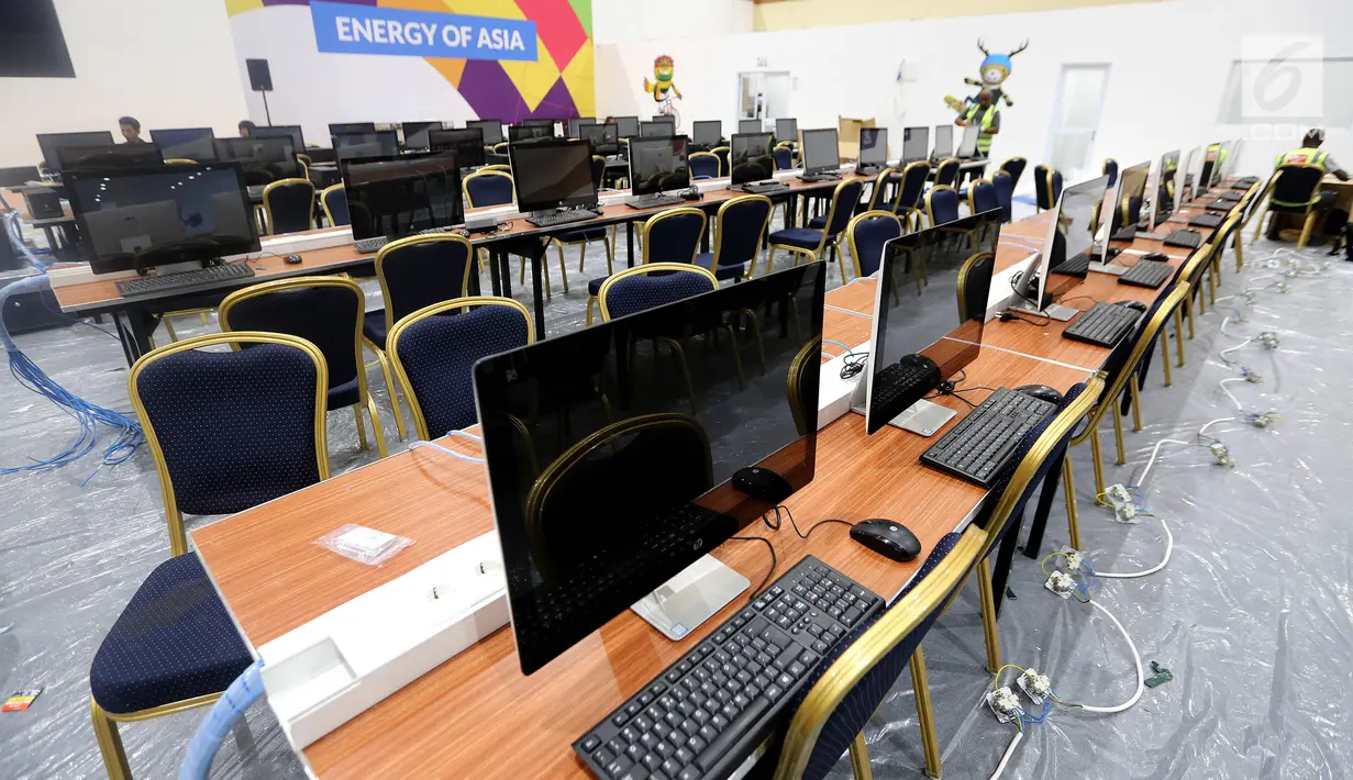 Deretan komputer untuk jurnalis media nasional dan luar negeri pada pelaksanaan Asian Games 2018 di Main Press Center (MPC) atau media center Exhibition Hall JCC, Jakarta, Kamis (9/8). MPC akan beroperasi pada 10 Agustus. (Liputan6.com/Fery Pradolo)