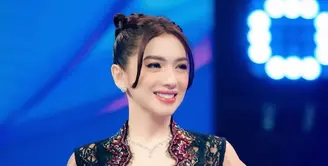 Penampilan Angel Karamoy sukses jadi pusat perhatian saat jadi pembaca nominasi penghargaan musik [@therealangelkaramoy]