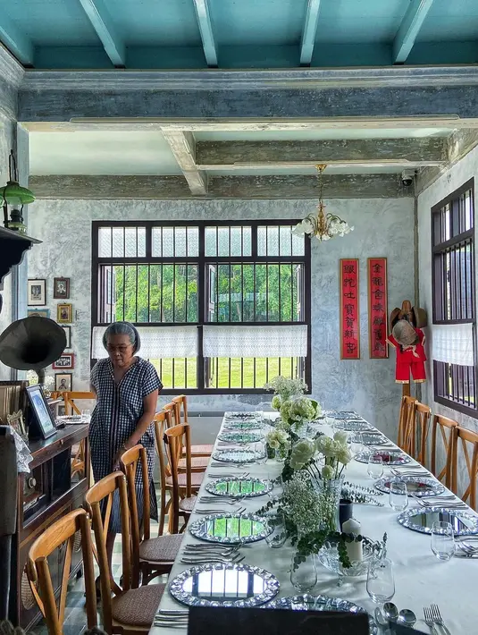 Sementara meja makan dihiasi dengan bunga putih dan alat makan yang cantik [@ekarin_foodandtone]