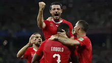 Pemain Swiss, Blerim Dzemaili (atas) merayakan gol bersama rekan-rekannya saat melawan Kosta Rika pada laga grup E Piala Dunia 2018 di Nizhny Novgorod Stadium, Nizhny Novgorod, Rusia, (27/6/2018). Swiss bermain imbang 2-2. (AP/Natasha Pisarenko)