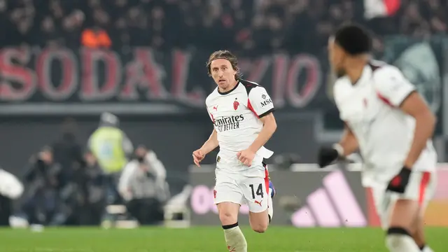 Gelandang AC Milan Luka Modric saat beraksi di laga melawan AS Roma di pekan ke-22 Liga Italia 2025/2026 di Olimpico, Senin (26/01/2026).