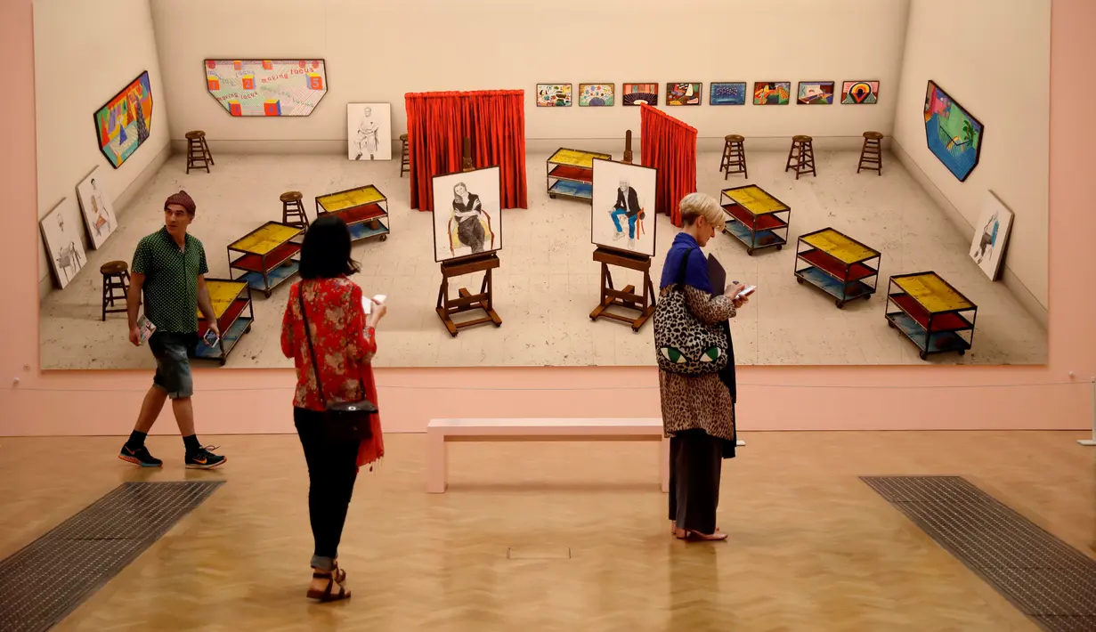 Pengunjung melihat karya seniman Inggris David Hockney yang berjdudul "James Tockies, Six and A Half Stools, Six Portraits, Six and Two Half Platess, Two Twings Paintings, dan Two Twits" di Pameran Musim Panas ke-250, London (5/6).(AP/Matt Dunham)