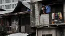 Seorang anak bermain di rumah semipermanen dengan latar belakang gedung apartemen baru di Jakarta, Selasa (16/4). Data Colliers International mencatat pada kuartal I-2019 tambahan pasokan apartemen sebanyak 1.847 unit. (merdeka.com/Iqbal S. Nugroho)