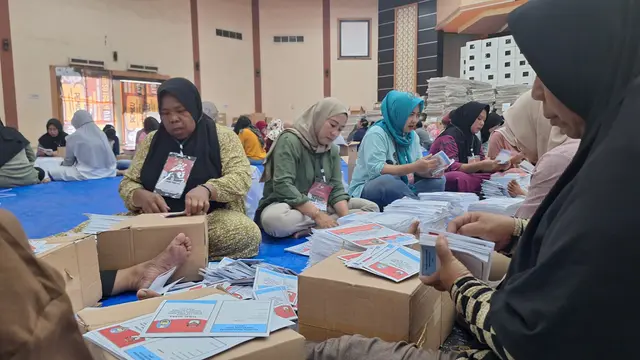 Proses penyortiran dan pelipatan surat suara Pilkada serentak 2024 di Kabupaten Situbondo (Istimewa)