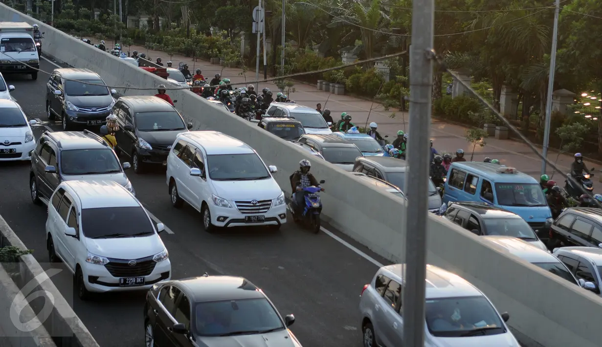 Pengendara motor melintas di Jalan Layang Non Tol Tanah Abang arah Kampung Melayu, Jakarta, Kamis (28/7). Meski berbahaya, para pengendara sepeda motor seringkali nekat melintasi JLNT Kampung Melayu-Tanah Abang. (Liputan6.com/Helmi Fithriansyah)
