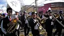 Para pemain musik mengiringi prosesi Jesus de La Merced di Guatemala City (5/8). Acara ini merupakan perayaan 300 tahun pengudusan di Guatemala City. (AFP Photo/Johan Ordonez)
