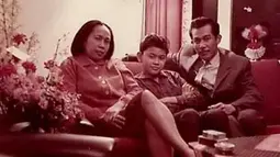 Bob Sadino muda saat bersama istri dan anaknya. (www.facebook.com/ance.dewianti)