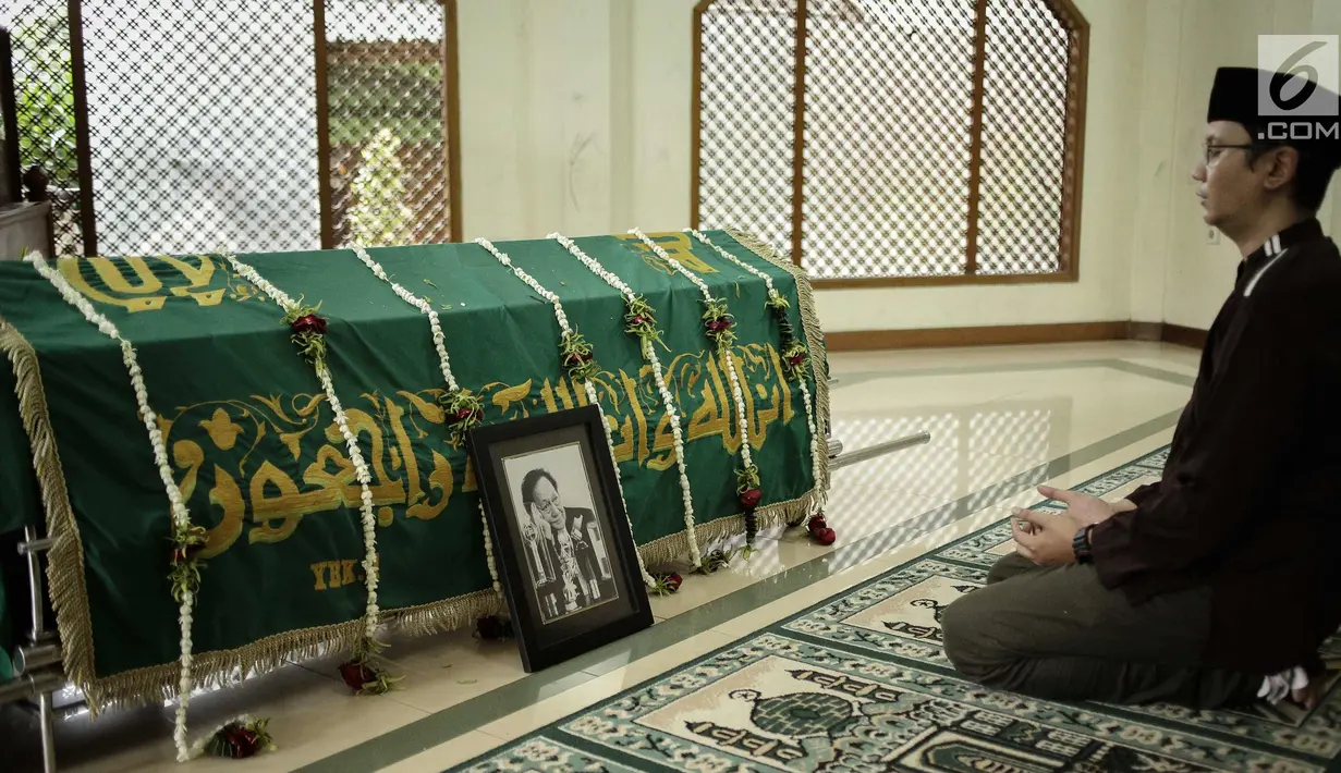 Pelayat berdoa di depan jenazah Deddy Sutomo di Masjid sekitar Flamboyan Cantik, Ciputat, Tangerang Selatan, Rabu (18/4). Aktor Deddy Sutomo meninggal pada pukul 07.00 wib dengan usia 77 tahun karena sakit. (Liputan6.com/Faizal Fanani)