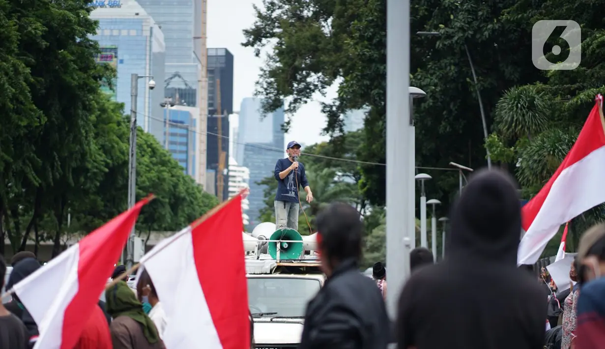 Massa dari Aliansi Anak Bangsa Cinta Kedamaian menggelar aksi unjuk rasa di depan Gedung Polda Metro Jaya, Jakarta, Senin (7/12/2020). Massa menuntut aparat kepolisian segera menangkap Rizieq Shihab atas dugaan pelanggaran protokol kesehatan beberapa waktu lalu. (Liputan6.com/Immanuel Antonius)