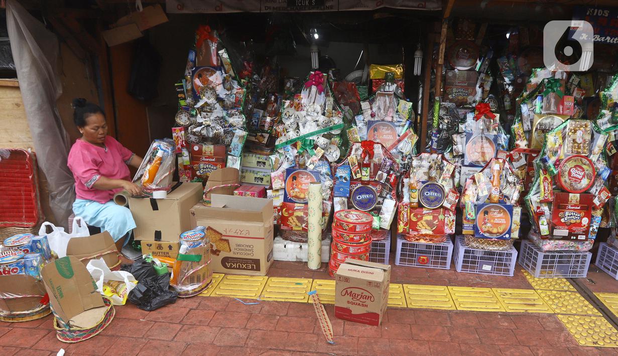 Pedagang menata isi parsel di Barito, Jakarta, Rabu (13/5/2020). Di tengah pandemi virus corona COVID-19, para pedagang mengaku penjualan parsel Lebaran menurun hingga 80 persen dari tahun sebelumnya. (Liputan6.com/Herman Zakharia)