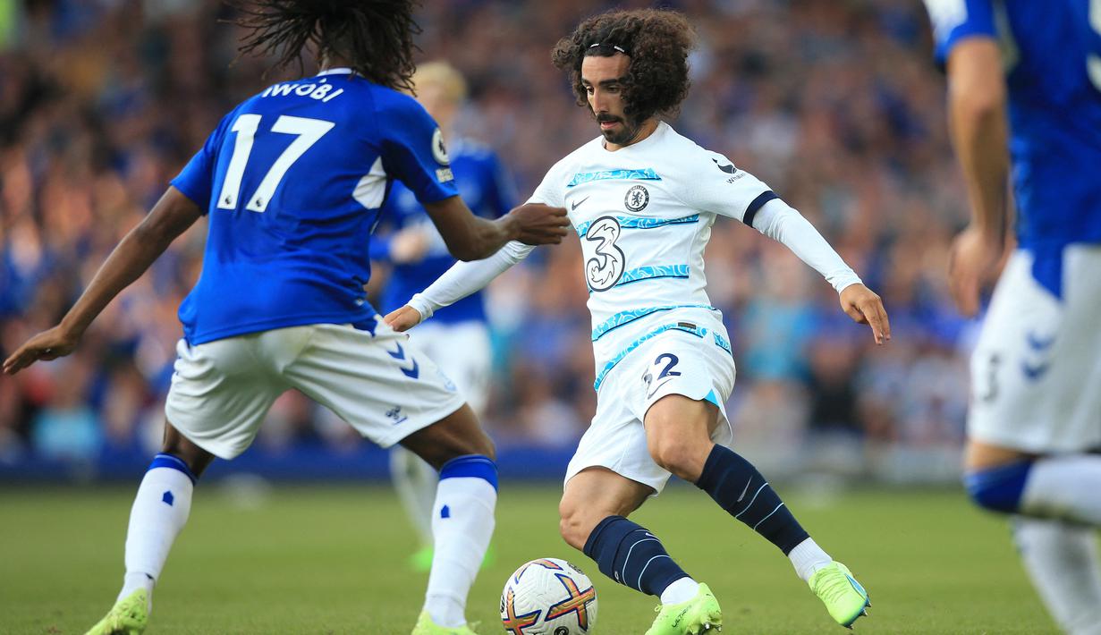Marc Cucurella. Bek kiri Spanyol berusia 24 tahun ini baru saja didatangkan Chelsea dari Brighton and Hove Albion pada awal musim 2022/2023. Pemain yang dihargai 65,3 juta euro atau setara Rp994 miliar ini langsung dimainkan saat Chelsea menang 1-0 atas tuan rumah Everton di pekan pertama Liga Inggris 2022/2023. Semusim membela Brighton, ia total tampil dalam 38 laga di semua ajang dengan torehan 1 gol dan 2 assist. (AFP/Lindsey Parnaby)