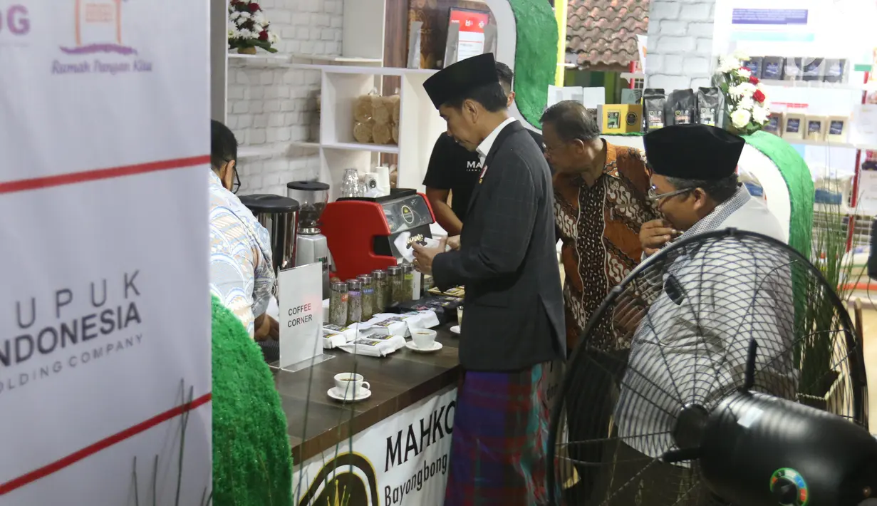 Presiden Jokowi mengambil minuman di Pondok Pesantren Miftahul Huda, Tasikmalaya, Jawa Barat, Rabu (27/2). Kedatangan Jokowi merupakan bagian dari rangkaian Penyaluran KUR Ketahanan pangan dan aksi ekonomi untuk rakyat. (Liputan6.com/Angga Yuniar)