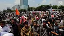 Ormas Islam menggelar aksi unjuk rasa di depan Gedung DPR, Jalan Gatot Subroto, Jakarta, Selasa (24/10). Mereka menggelar aksi saat anggota dewan rapat paripurna yang mengagendakan pengesahan Perppu Ormas menjadi Undang-undang. (Liputan6.com/JohanTallo)