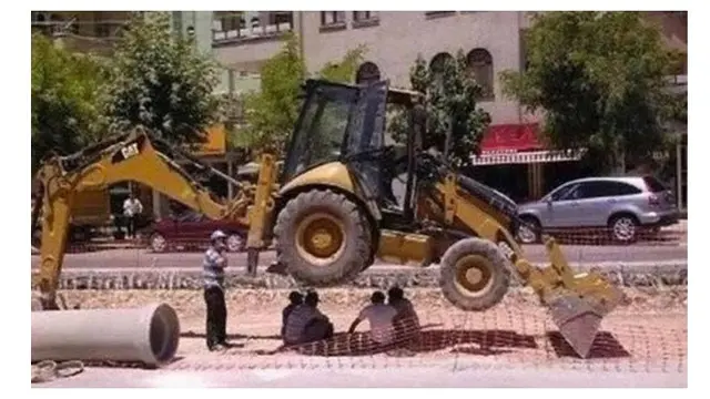 6 Kelakuan Santai Bapak-Bapak saat di Jalan Ini Bikin Ngelus Dada