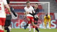 Bek Liverpool, Ozan Kabak, berebut bola dengan pemain RB Leipzig, Yussuf Poulsen, pada laga Liga Champions di Stadion Puskas, Rabu (17/2/2021). Liverpool menang dengan skor 2-0. (AP/Laszlo Balogh)