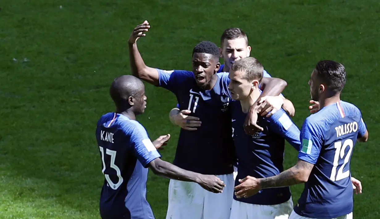 Para pemain Prancis merayakan gol yang dicetak oleh Antoine Griezmann ke gawang Australia pada laga Piala Dunia di Kazan Arena, Sabtu (16/6/2018). Prancis menang 2-1 atas Australia. (AP/Hassan Ammar)
