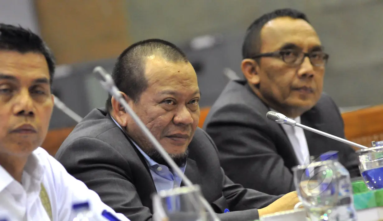 Ketum PSSI La Nyala Matalitti (tengah) didampingi Wakilnya Hinca Panjaitan (kiri) saat menemui Komisi X DPR di Kompleks Parlemen, Jakarta, Senin (20/4/2015). PSSI mengadu kepada DPR mengenai pembekuan organisasinya. (Liputan6.com/Andrian M Tunay)
