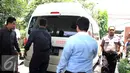 Mobil jenazah yang membawa almarhum pengacara senior Adnan Buyung Nasution tiba dikediamannya di kawasan Lebak Bulus, Jakarta, Rabu (23/9/2015). Adnan menghembuskan napas terakhir pada pagi tadi pukul 10.15 WIB. (Liputan6.com/Helmi Afandi)