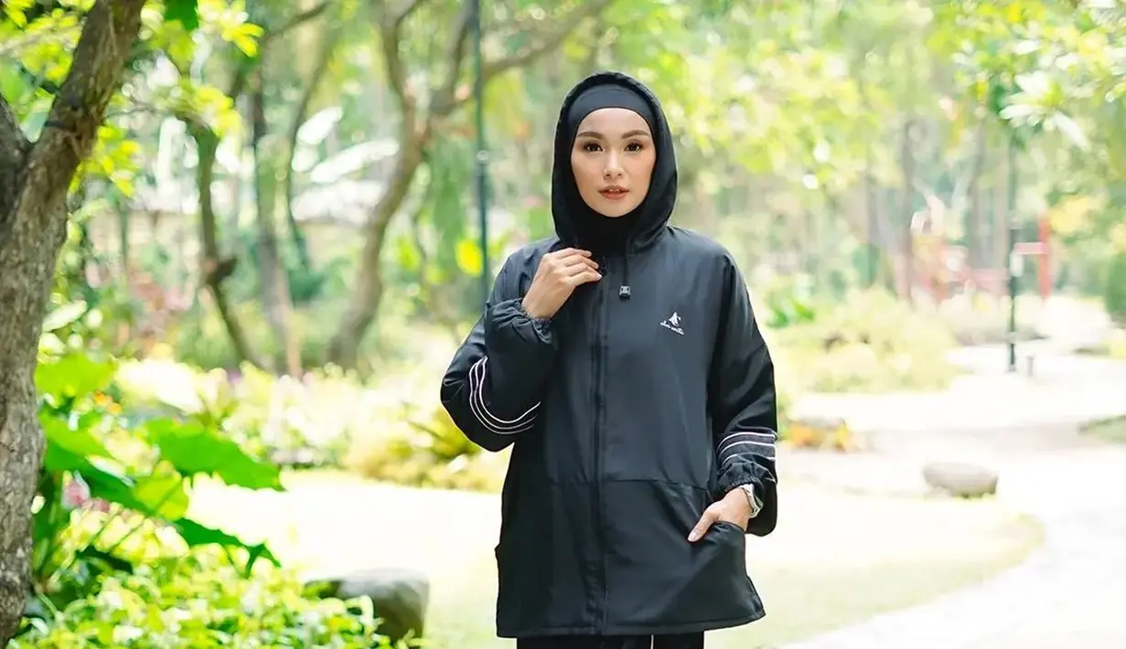 Padu padan jaket hoodie, celana rok, ciput atau dalam hijab, dan sneakers yang semuanya serba hitam membuat penampilan Soraya Larasati terlihat elegan. [Foto: Instagram/alurcerita]