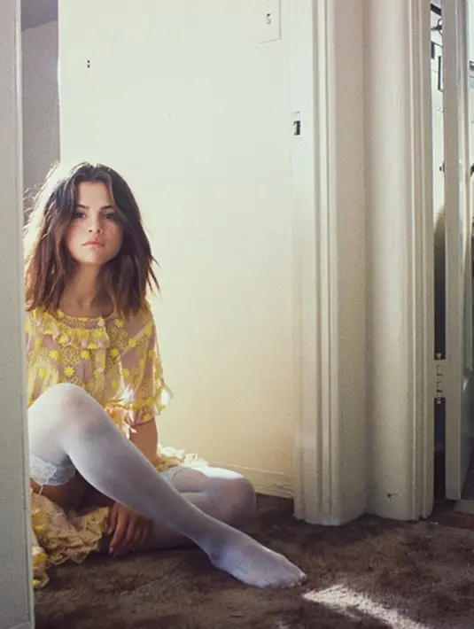 Berdasarkan foto yang diunggah di akun Instagramnya baru-baru ini, ia terlihat sedang terbaring di kasur rumah sakit. Tidak sendiri, di sampingnya terdapat seorang wanita yang ternyata sang pendonor ginjal untuknya. (Instagram/selenagomez)