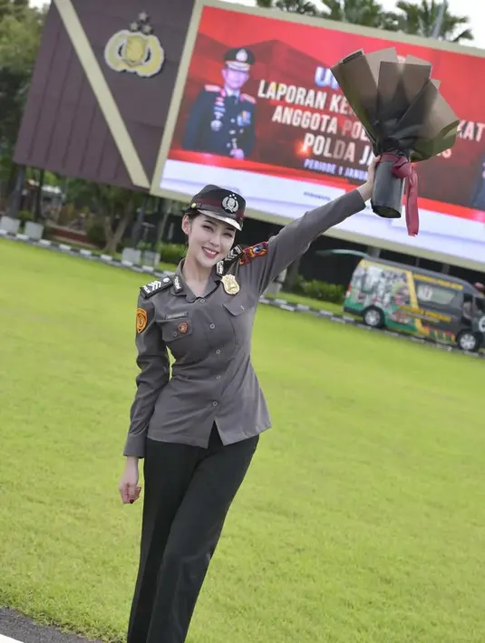 Eby begitu panggilannya merupakan seorang Polwan yang kini bertugas di Polda Jawa Timur. Saat mengunggah kenaikan pangkatnya menjadi brigadir setelah sembilan tahun berdinas. [@kinen_bhy]