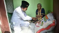 Dedi Mulyadi serahkan beras yang terjumpul dari swadaya masyarakat di Hari Welas Asih. Foto: (Abramena/Liputan6.com)