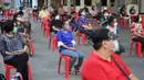 Umat Katolik melaksanakan ibadah misa dengan tetap mengenakan masker di Gereja Katedral Jakarta, Minggu (12/7/2020). Gereja Katedral Jakarta kembali menggelar misa bagi umat Katolik dengan menerapkan protokol kesehatan untuk mencegah penularan Covid-19. (Liputan6.com/Immanuel Antonius)