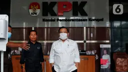 Hariyanto keluar dari gedung KPK pukul 12.18 WIB. Hariyanto mengenakan kemeja putih dan celana hitam.  (Liputan6.com/Angga Yuniar)