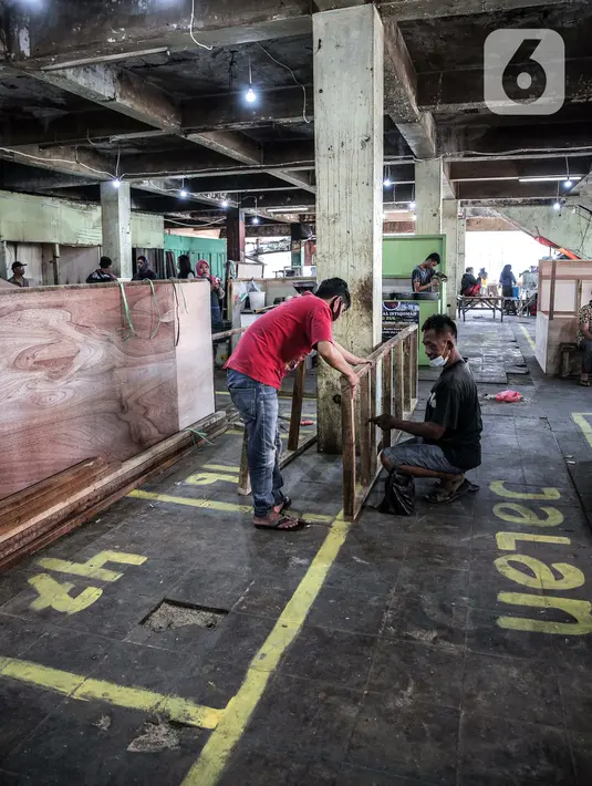 Sejumlah pedagang terdampak kebakaran mulai membangun lapak jualan di Blok B, Pasar Minggu, Jakarta Selatan, Rabu (21/4/2021). Lapak baru tersebut merupakan upaya relokasi agar puluhan pedagang bisa memulai jualan kembali. (Liputan6.com/Faizal Fanani)