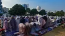 Umat Islam melaksanakan Shalat Istisqa di halaman Mesjid Al Azhar, Jakarta, Selasa, 1 September 2026. (KLY/ Arie Basuki).